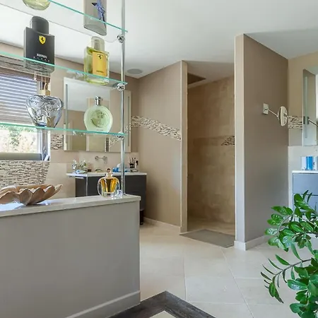 Vila In Juan-les-pins With Heated Pool *