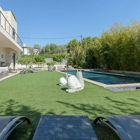 In Juan-les-pins With Heated Pool Vila