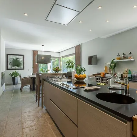 Vila In Juan-les-pins With Heated Pool *
