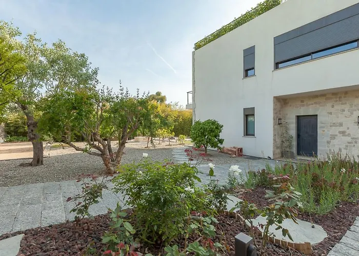 In Juan-les-pins With Heated Pool *