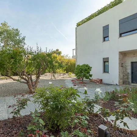 In Juan-les-pins With Heated Pool *